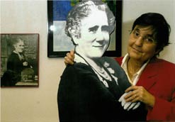 Blanca Estrella Ruiz con una imagen de Clara Campoamor